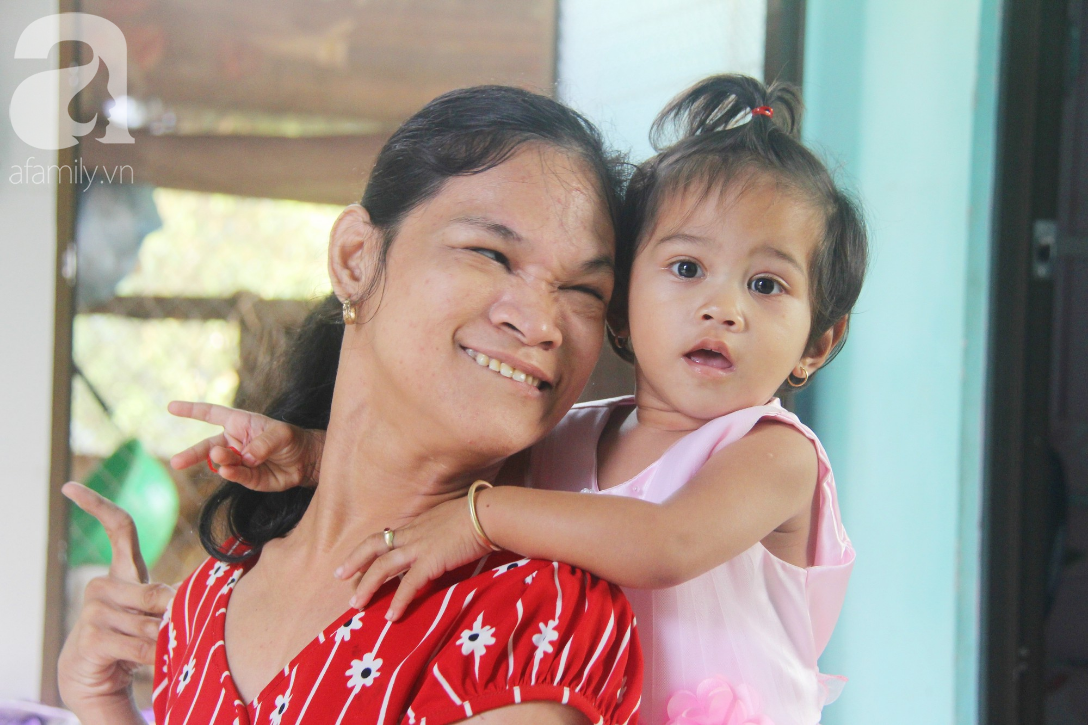 Cái Tết thứ 2 của người mẹ điên ở Trà Vinh: Hạnh phúc và tràn ngập tiếng cười khi con gái cất tiếng gọi mẹ