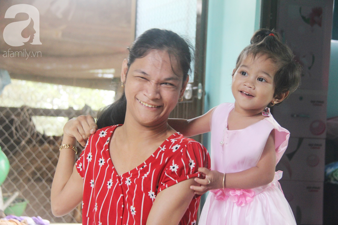 Cái Tết thứ 2 của người mẹ điên ở Trà Vinh: Hạnh phúc và tràn ngập tiếng cười khi con gái cất tiếng gọi mẹ