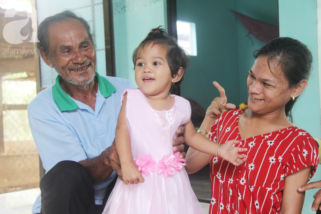 Cái Tết thứ 2 của người mẹ điên ở Trà Vinh: Hạnh phúc và tràn ngập tiếng cười khi con gái cất tiếng gọi mẹ