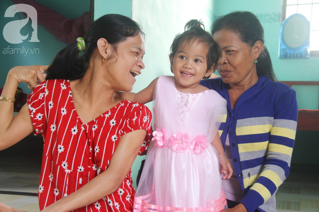 Cái Tết thứ 2 của người mẹ điên ở Trà Vinh: Hạnh phúc và tràn ngập tiếng cười khi con gái cất tiếng gọi mẹ