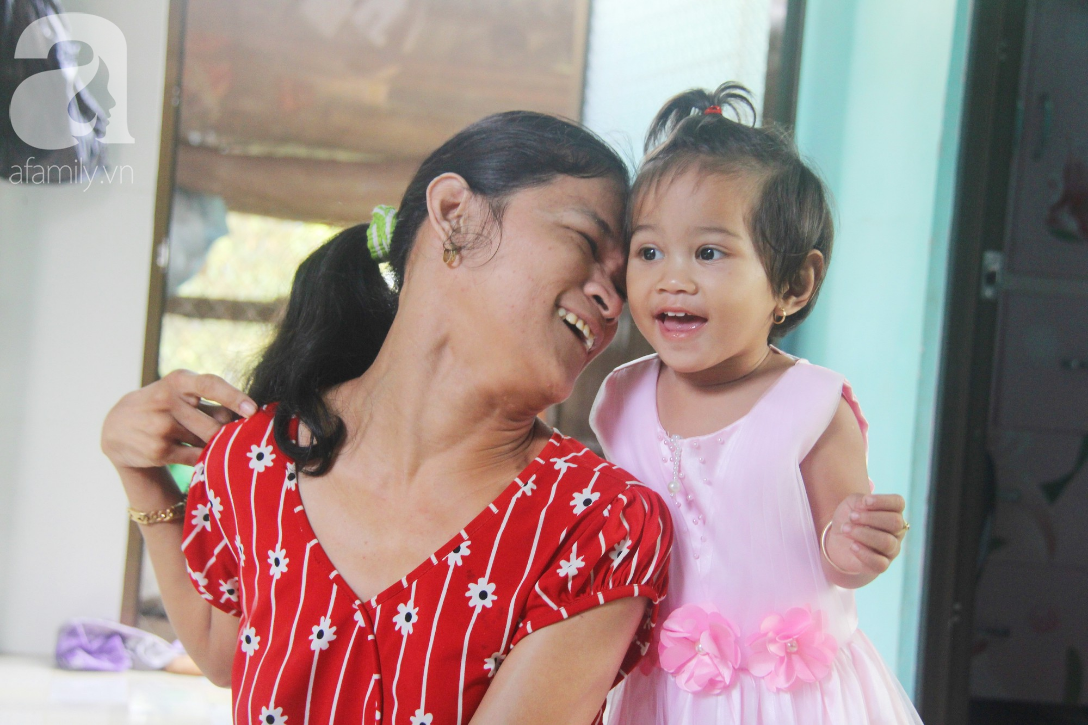 Cái Tết thứ 2 của người mẹ điên ở Trà Vinh: Hạnh phúc và tràn ngập tiếng cười khi con gái cất tiếng gọi mẹ