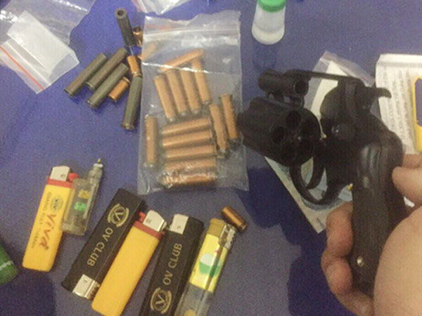 Nam thanh niên ở Sài Gòn thủ hàng nóng đi dạo