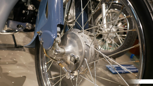 Kim vàng giọt lệ Honda Super Cub nửa thế kỷ vẫn đẹp long lanh