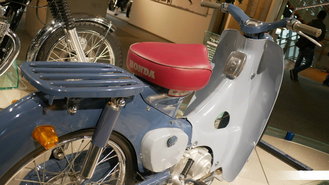 Kim vàng giọt lệ Honda Super Cub nửa thế kỷ vẫn đẹp long lanh