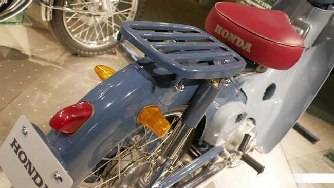 Kim vàng giọt lệ Honda Super Cub nửa thế kỷ vẫn đẹp long lanh
