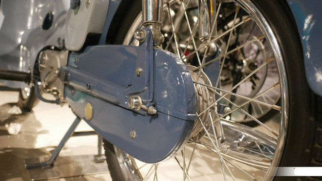 Kim vàng giọt lệ Honda Super Cub nửa thế kỷ vẫn đẹp long lanh