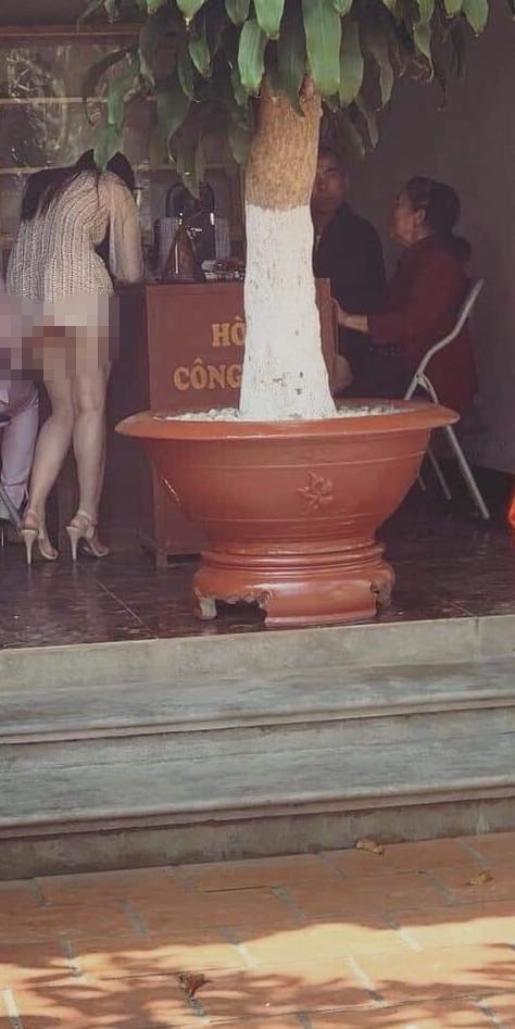 Đi lễ chùa đầu năm, cô gái gây bức xúc với cách ăn mặc xuyên thấu, thiếu vải