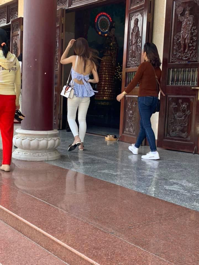 Đi lễ chùa đầu năm, cô gái gây bức xúc với cách ăn mặc xuyên thấu, thiếu vải
