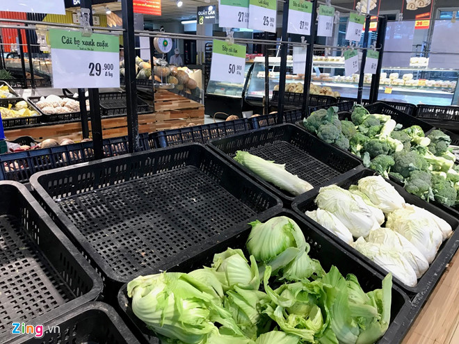 Thịt gà, vịt nguyên con, rau củ cháy hàng chỉ sau một giờ ở Sài Gòn