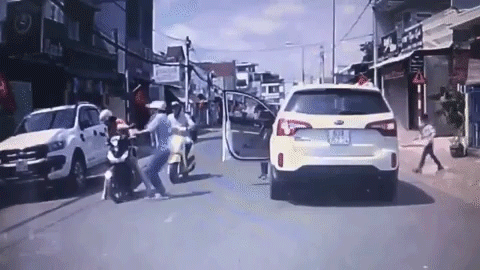 Vụ tài xế ô tô tát phụ nữ sau va chạm với bé trai chạy sang đường: Dân mạng đến tận nhà thay phiên ứng trực 24/24 để đòi công bằng