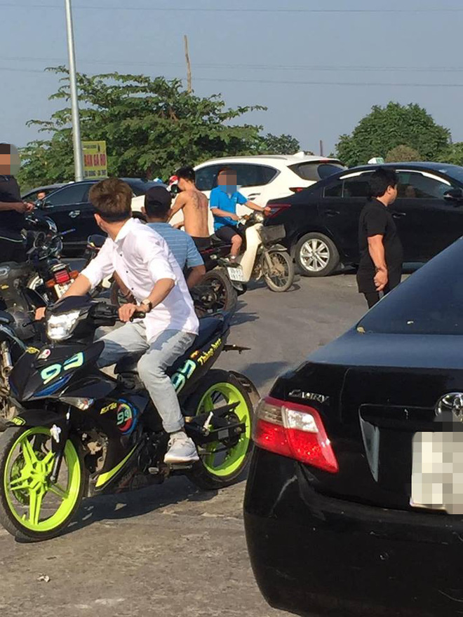 Người đàn ông vác dao ra doạ tài xế liên tục bấm còi, chửi bới vì tắc đường ở Bắc Ninh