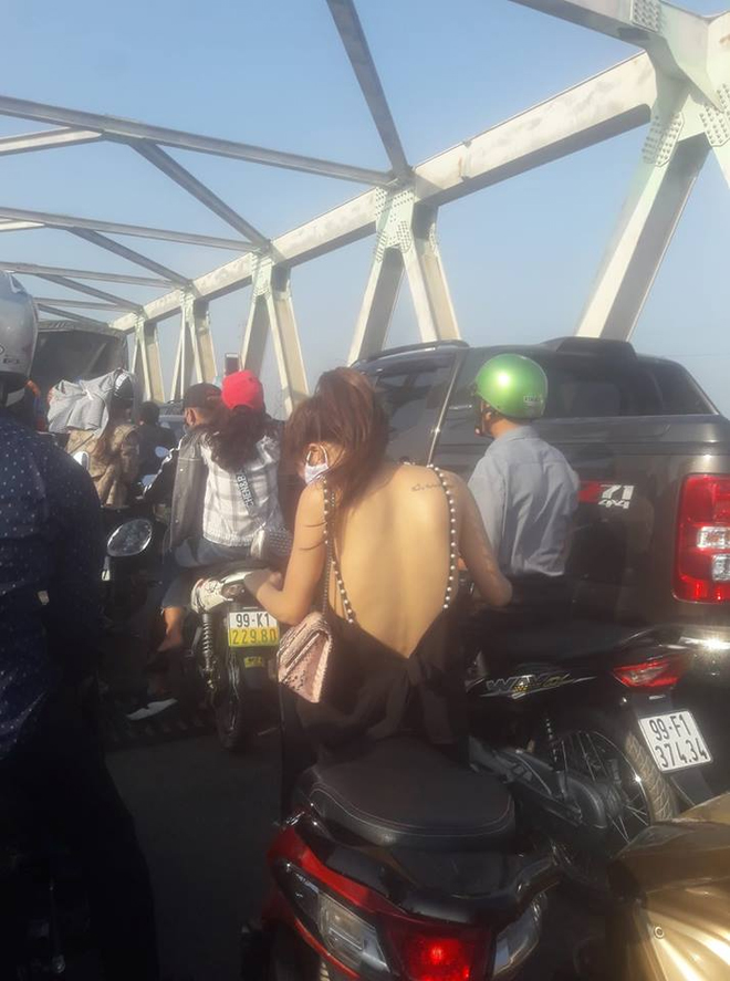 Người đàn ông vác dao ra doạ tài xế liên tục bấm còi, chửi bới vì tắc đường ở Bắc Ninh