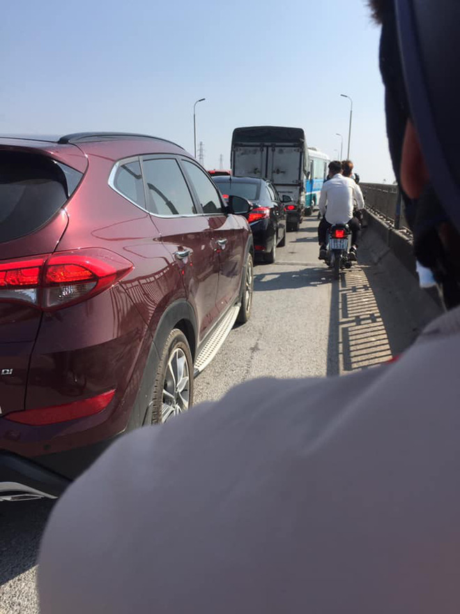 Người đàn ông vác dao ra doạ tài xế liên tục bấm còi, chửi bới vì tắc đường ở Bắc Ninh