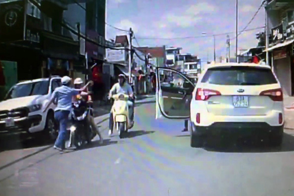 Đã rõ danh tính người đàn ông đi ôtô tát phụ nữ chở con nhỏ