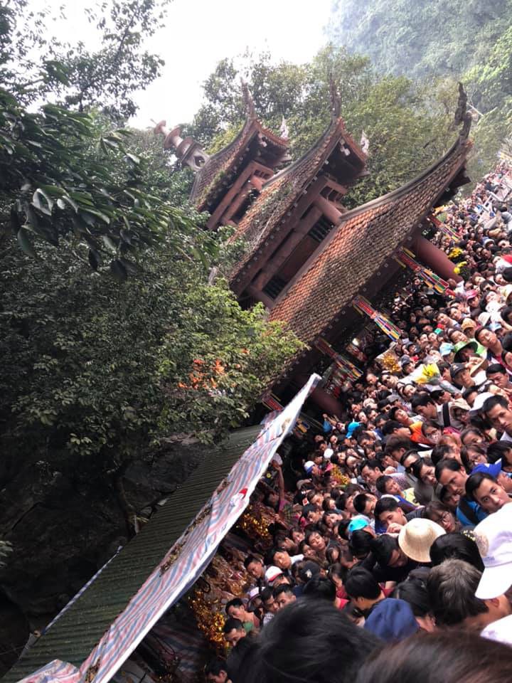 Chùa Hương thất thủ ngày mùng 4 Tết, hàng vạn người chen chân chờ cáp treo lên động Hương Tích