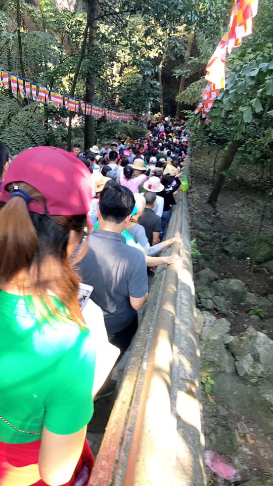 Chùa Hương thất thủ ngày mùng 4 Tết, hàng vạn người chen chân chờ cáp treo lên động Hương Tích