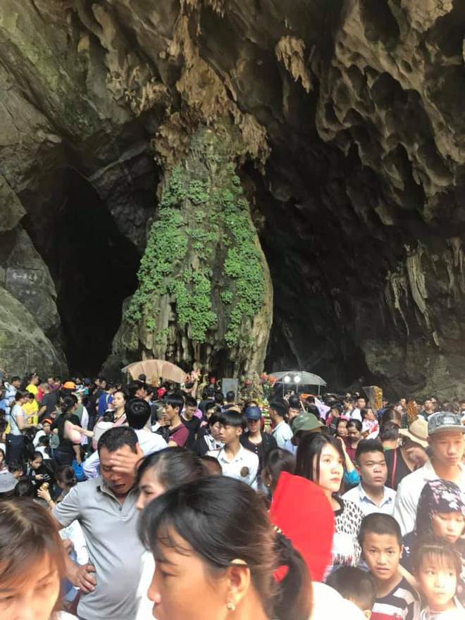 Chùa Hương thất thủ ngày mùng 4 Tết, hàng vạn người chen chân chờ cáp treo lên động Hương Tích