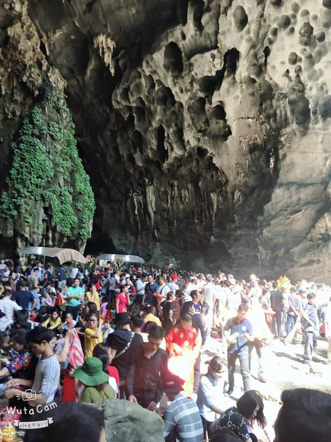 Chùa Hương thất thủ ngày mùng 4 Tết, hàng vạn người chen chân chờ cáp treo lên động Hương Tích