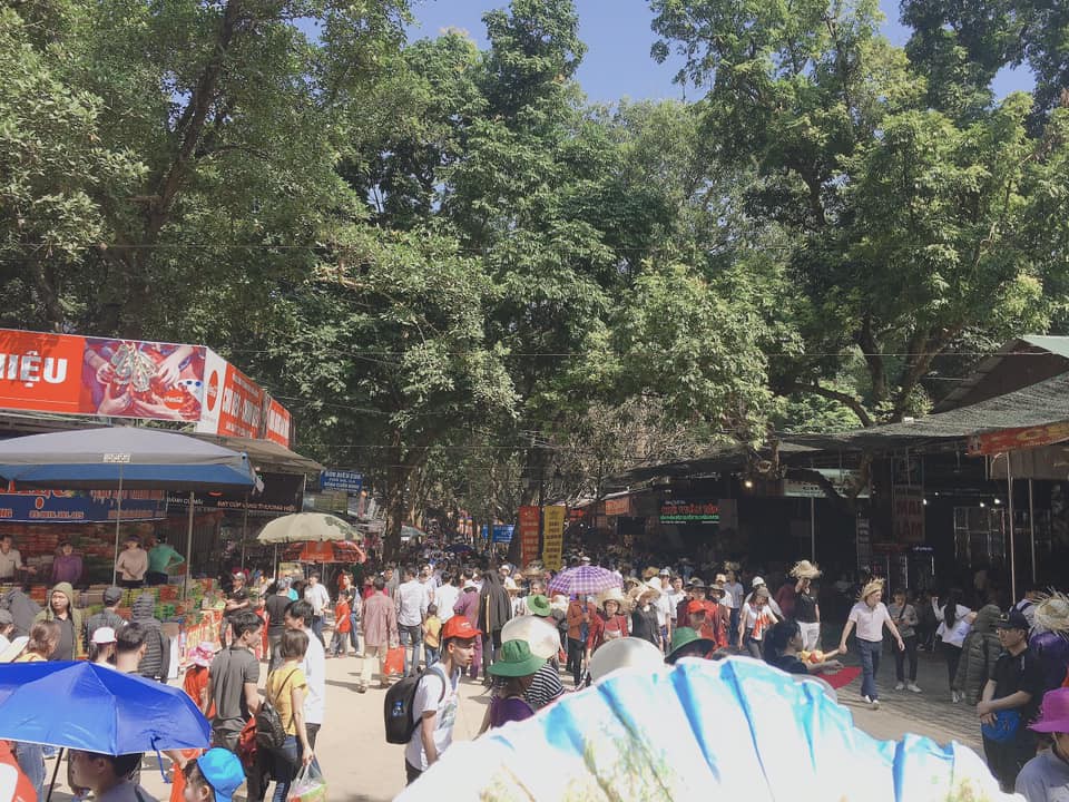 Chùa Hương thất thủ ngày mùng 4 Tết, hàng vạn người chen chân chờ cáp treo lên động Hương Tích