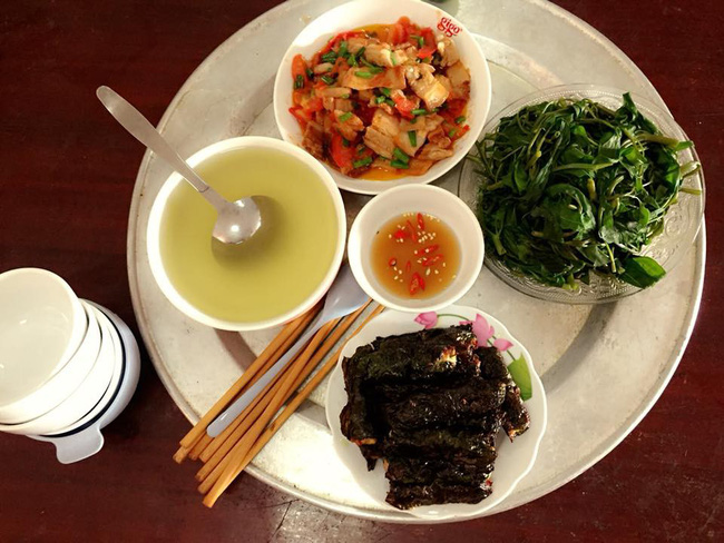 Chán cảnh bê ra lại bê vào, mẹ trẻ làm một mâm cơm bình dân đến không ngờ ngày mùng 4 Tết và cái kết Chán cảnh bê ra lại bê vào, mẹ trẻ làm một mâm cơm bình dân đến không ngờ ngày mùng 4 Tết và cái kết