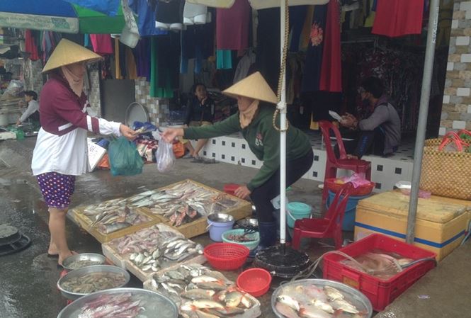 Mùng 4 Tết: Siêu thị vắng hoe, hải sản chợ cóc tăng giá gấp đôi