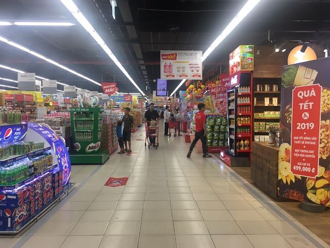 Mùng 4 Tết: Siêu thị vắng hoe, hải sản chợ cóc tăng giá gấp đôi