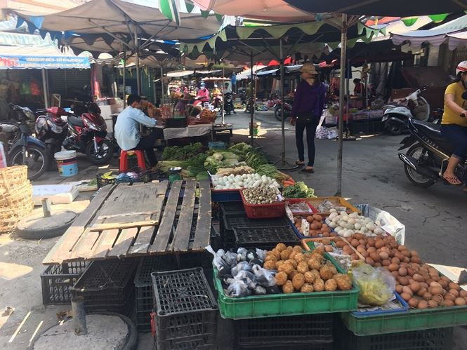 Mùng 4 Tết: Siêu thị vắng hoe, hải sản chợ cóc tăng giá gấp đôi