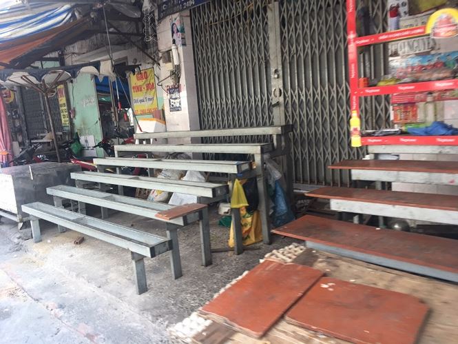 Mùng 4 Tết: Siêu thị vắng hoe, hải sản chợ cóc tăng giá gấp đôi