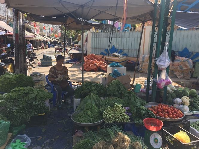 Mùng 4 Tết: Siêu thị vắng hoe, hải sản chợ cóc tăng giá gấp đôi