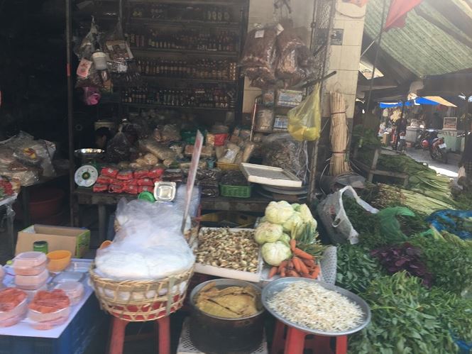 Mùng 4 Tết: Siêu thị vắng hoe, hải sản chợ cóc tăng giá gấp đôi