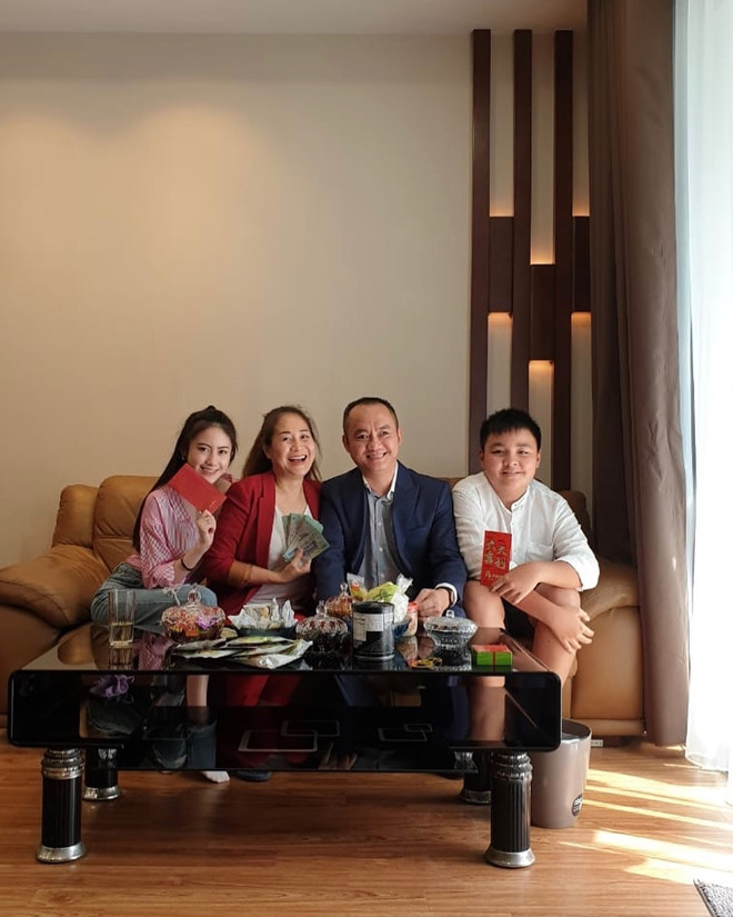 Hot girl Lào gốc Việt đón Tết ở Hà Nội, hào hứng ăn bún riêu vỉa hè