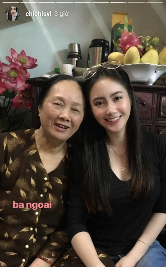 Hot girl Lào gốc Việt đón Tết ở Hà Nội, hào hứng ăn bún riêu vỉa hè