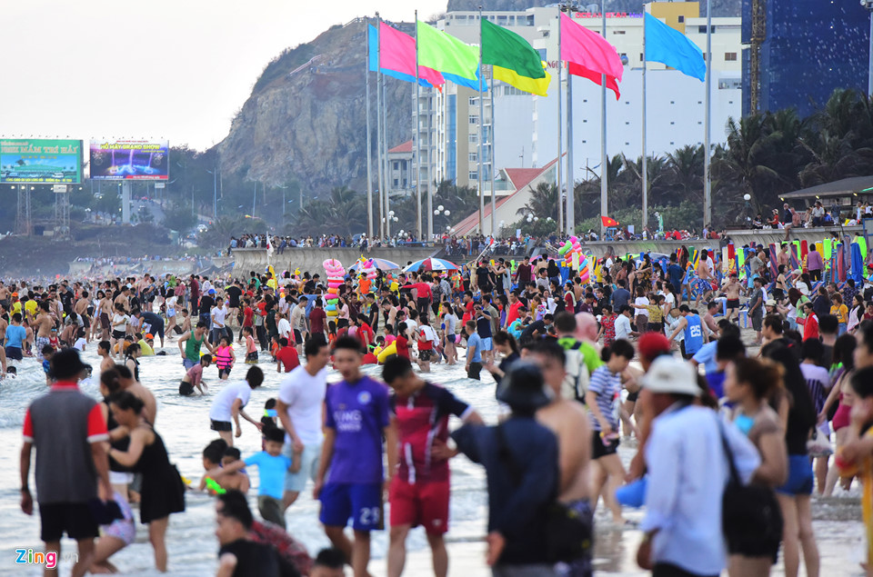 Biển Vũng Tàu đông nghẹt người đầu năm