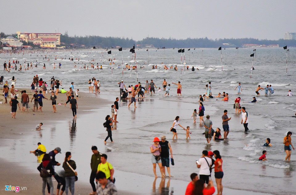 Biển Vũng Tàu đông nghẹt người đầu năm