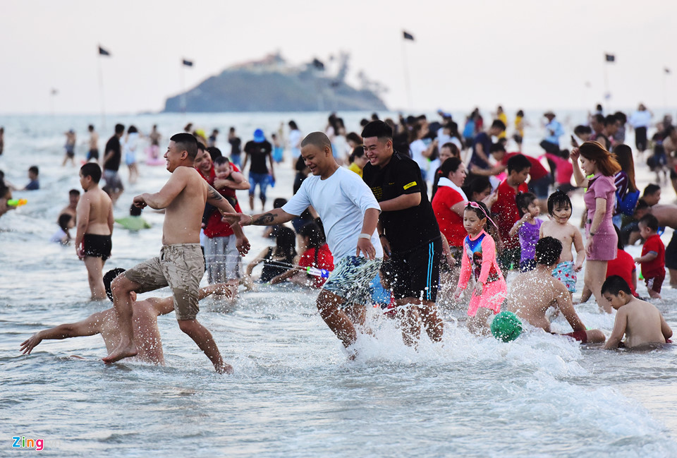 Biển Vũng Tàu đông nghẹt người đầu năm