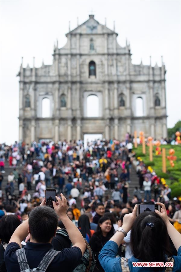 Hàng trăm triệu người Trung Quốc chen chân đi chơi Tết Nguyên đán
