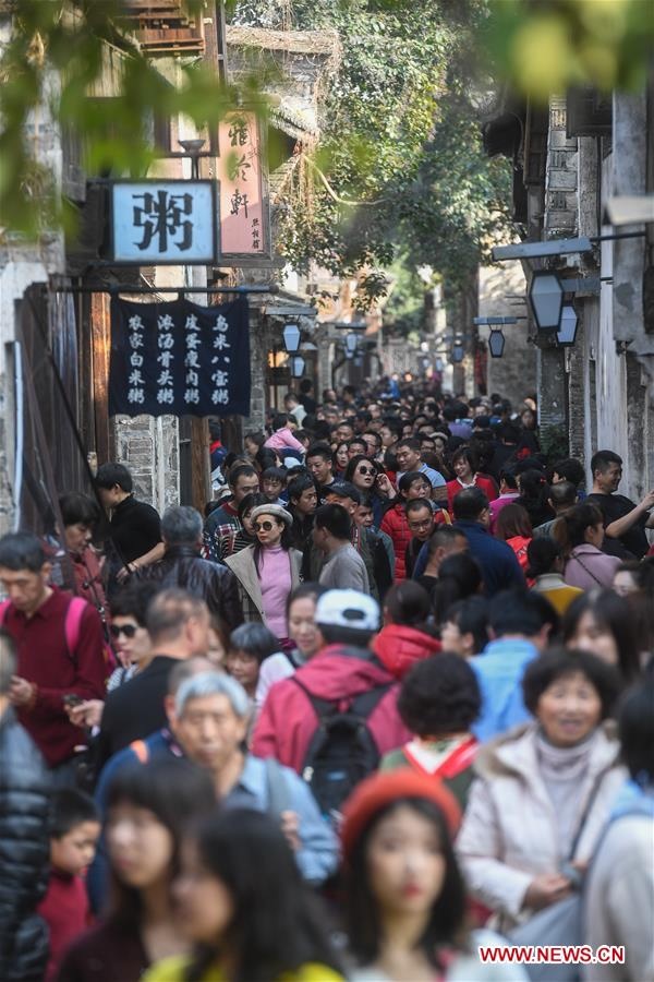 Hàng trăm triệu người Trung Quốc chen chân đi chơi Tết Nguyên đán