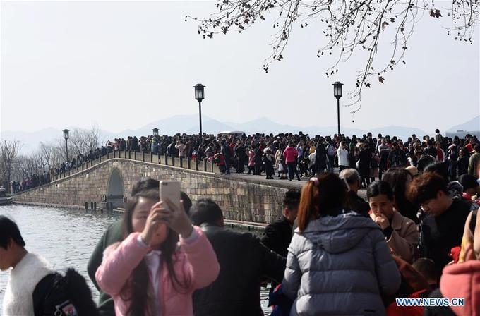 Hàng trăm triệu người Trung Quốc chen chân đi chơi Tết Nguyên đán