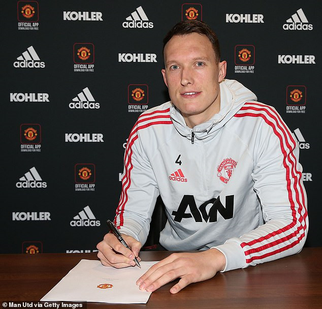 CĐV tức giận vì MU gia hạn với Phil Jones