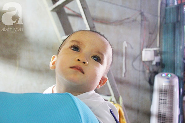 Cái Tết đầu tiên được nhìn thấy ánh sáng mặt trời sau hơn 1 năm mù lòa của bé Gia Anh