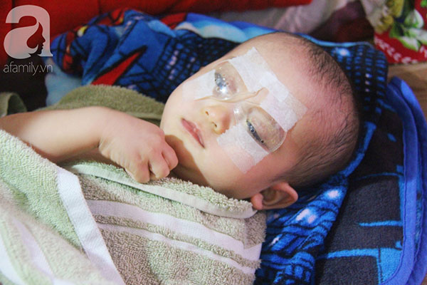 Cái Tết đầu tiên được nhìn thấy ánh sáng mặt trời sau hơn 1 năm mù lòa của bé Gia Anh