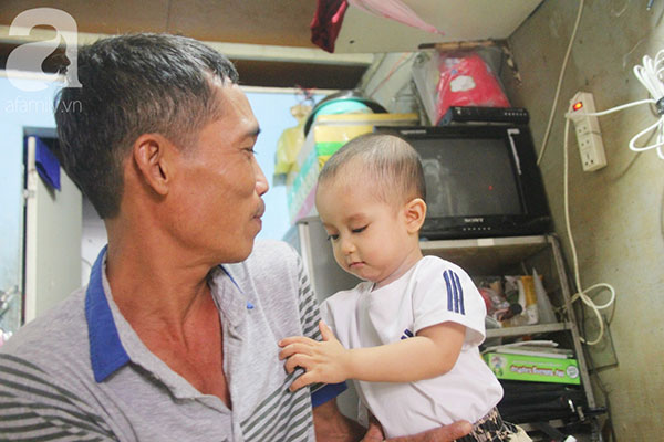 Cái Tết đầu tiên được nhìn thấy ánh sáng mặt trời sau hơn 1 năm mù lòa của bé Gia Anh