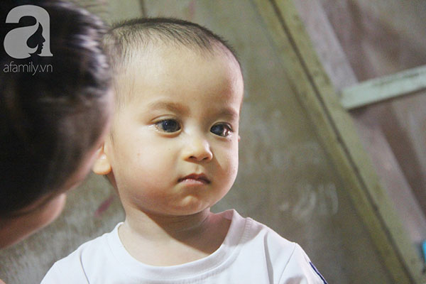 Cái Tết đầu tiên được nhìn thấy ánh sáng mặt trời sau hơn 1 năm mù lòa của bé Gia Anh