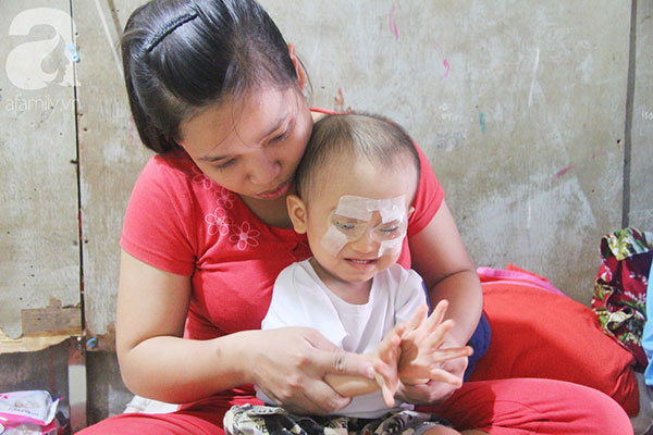 Cái Tết đầu tiên được nhìn thấy ánh sáng mặt trời sau hơn 1 năm mù lòa của bé Gia Anh