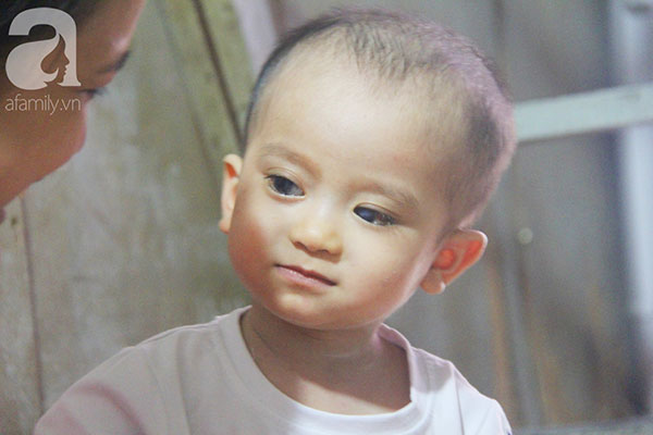 Cái Tết đầu tiên được nhìn thấy ánh sáng mặt trời sau hơn 1 năm mù lòa của bé Gia Anh