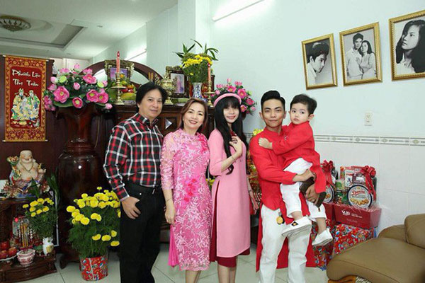 Khánh Thi khoe ảnh gia đình sum họp ngày Tết, nhưng mẹ chồng của cô mới là người gây chú ý