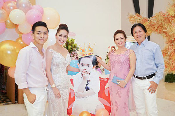 Khánh Thi khoe ảnh gia đình sum họp ngày Tết, nhưng mẹ chồng của cô mới là người gây chú ý