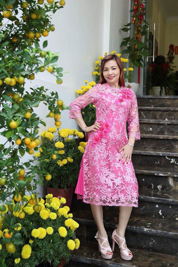 Khánh Thi khoe ảnh gia đình sum họp ngày Tết, nhưng mẹ chồng của cô mới là người gây chú ý