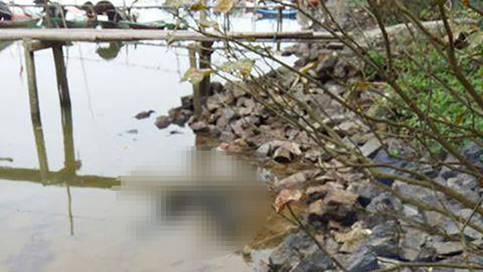 Thi thể người đàn ông mặc áo khoác, đi giầy trôi trên sông Lam