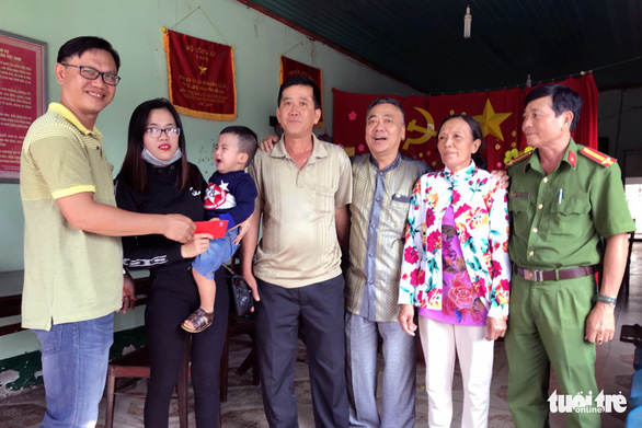 Người đàn ông đi ôtô tát phụ nữ chở con nhỏ lên tiếng xin lỗi